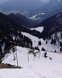 Winterblick vom Gipfel auf Fellnalm, Farnbödenalm und Ruhpolding (23.04.2006)