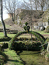 Wiesentquelle mit Osterbrunnen